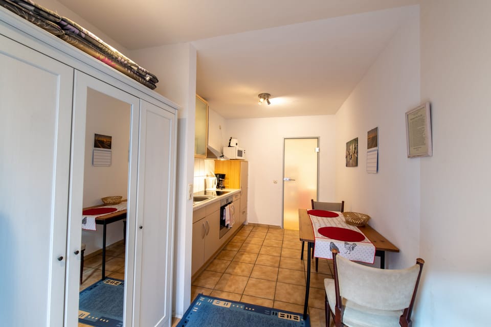 Comfort Studio, 1 King Bed, Ground Floor (1) | In-room dining