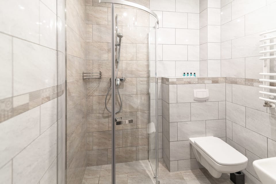 Pokoj czteroosobowy (1) | Bathroom | Shower, towels