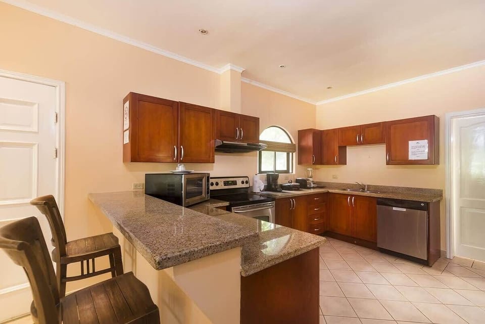 Gourmet kitchen, fully stocked
