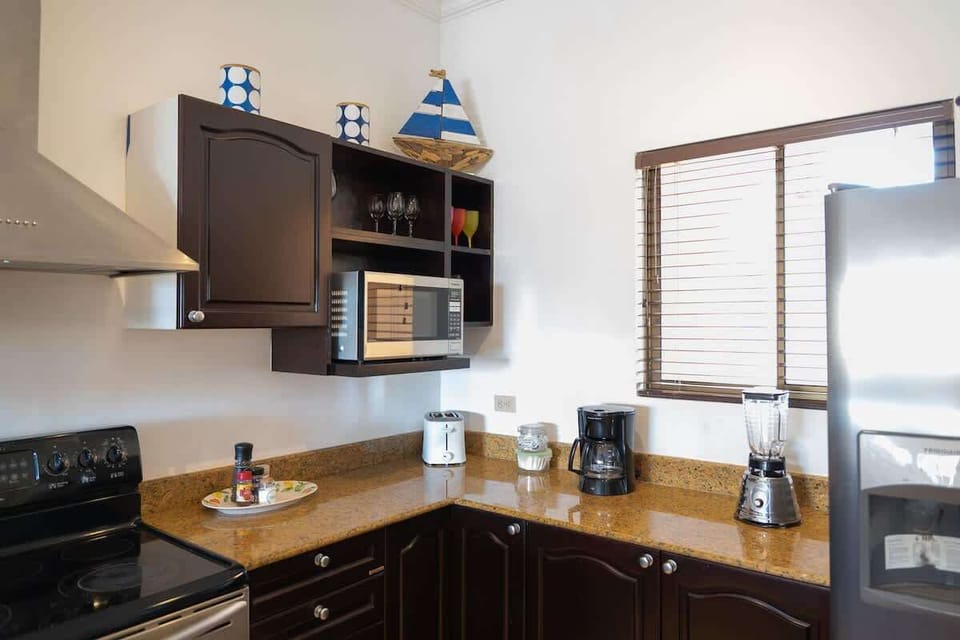 Gourmet kitchen, fully stocked