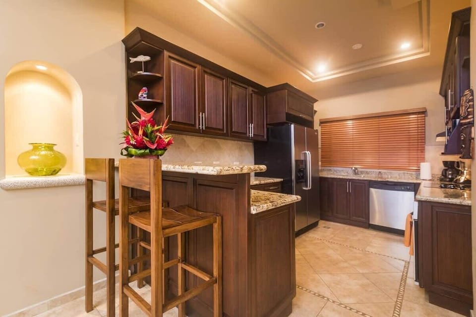 Gourmet kitchen, fully equipped