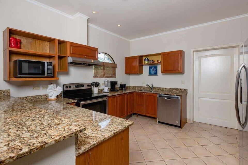 Gourmet kitchen, fully stocked, stainless steel appliances