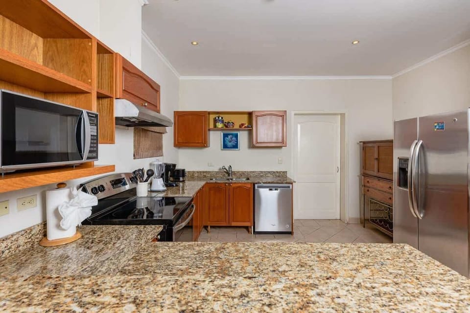 Gourmet kitchen, fully stocked, stainless steel appliances