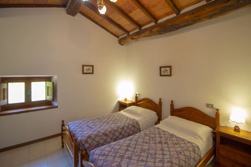 Home, House, Bed, Bedroom, Bed Frame, Bedding, Bed Sheet, Hardwood, Wood Stain, Hotel