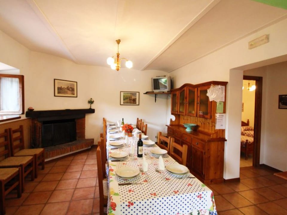 Room, Property, Building, Interior Design, Ceiling, Dining Room, Furniture, House, Real Estate, Restaurant