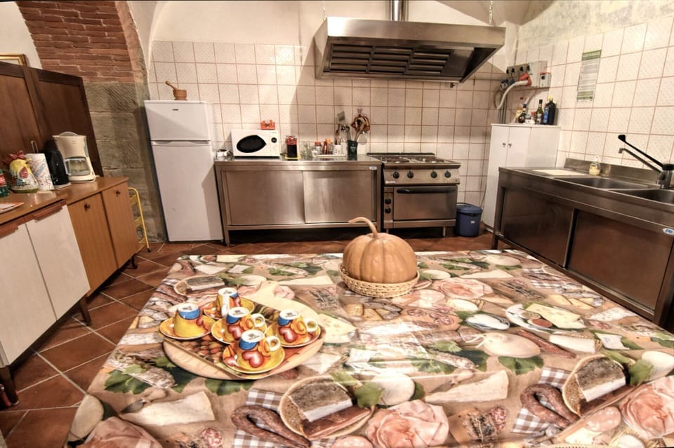 Room, Property, Kitchen, Countertop, Interior Design, Furniture, Floor, House, Tile, Meal