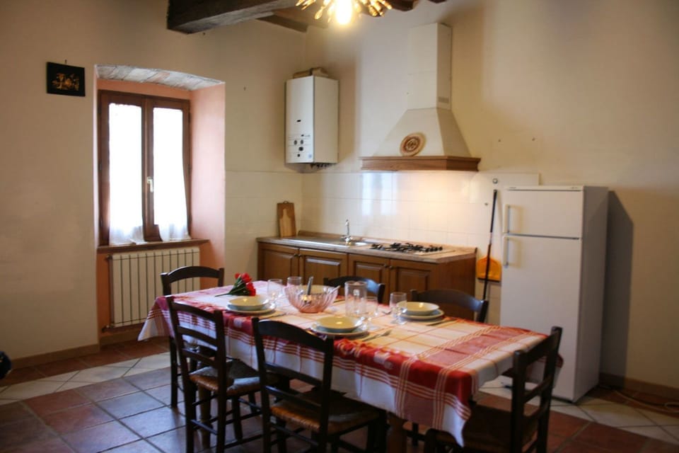 Room, Property, Furniture, Building, Dining Room, Interior Design, Table, Ceiling, Floor, House