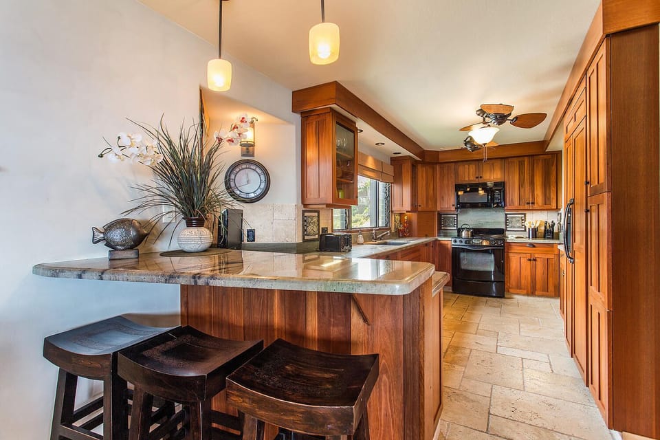 Large kitchen with a Breakfast Bar