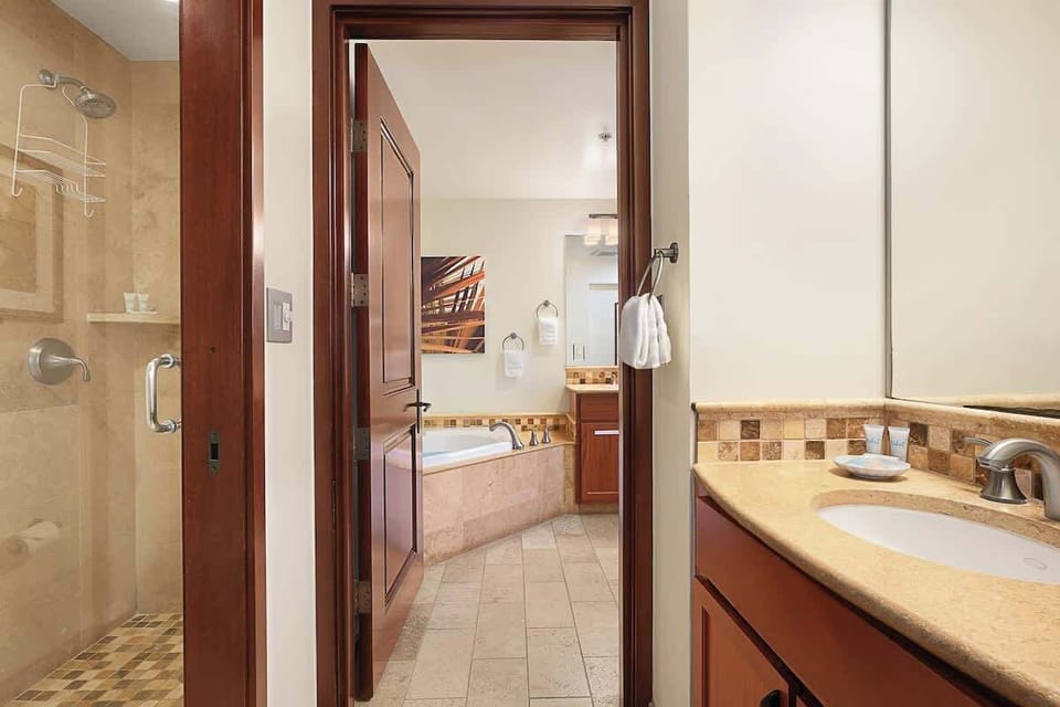 waipouli_beach_resort_D402_livrm4_bath