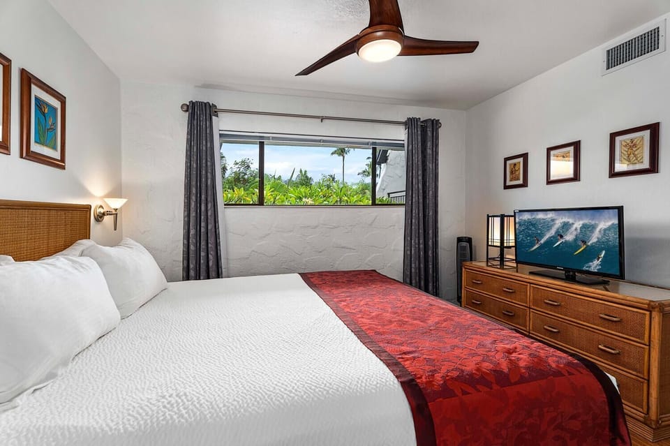Primary Bedroom with King Bed/Tv