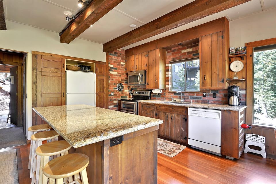 main level-kitchen-_mre0093
