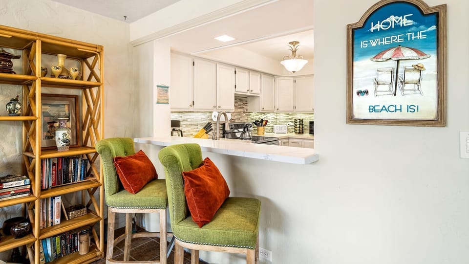 Breakfast bar/pass through from the kitchen