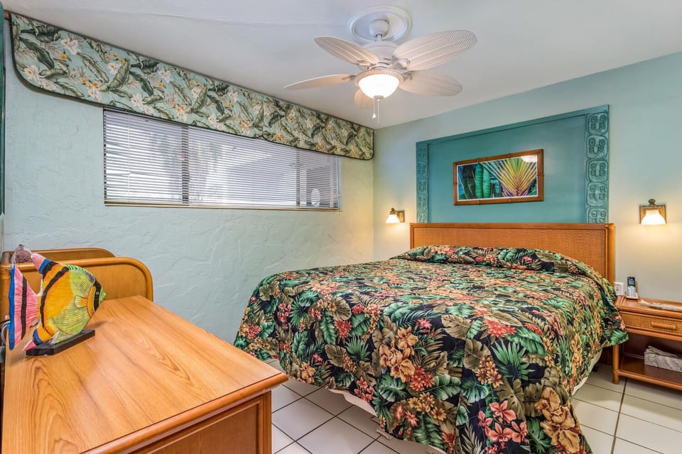 Bedroom with Cal King Bed inside Casa De Emdeko 232