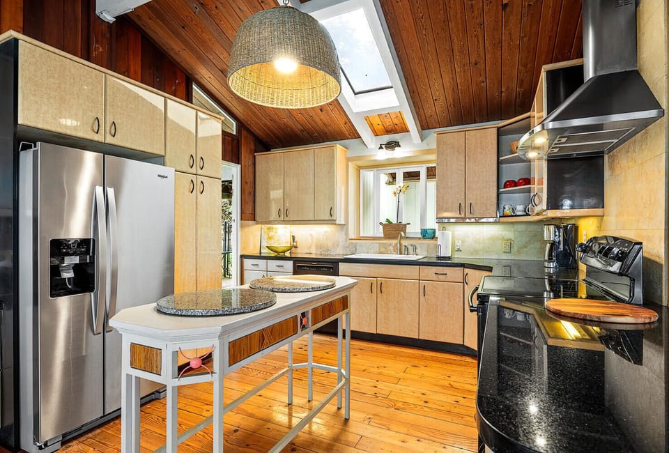 What a Kitchen with Great Cabinet and Work Space