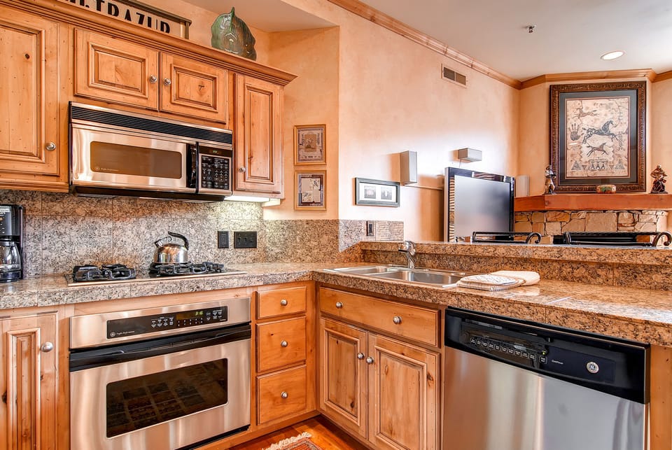 Sleek upgraded kitchen - Park City Lodging-Lift Lodge 203