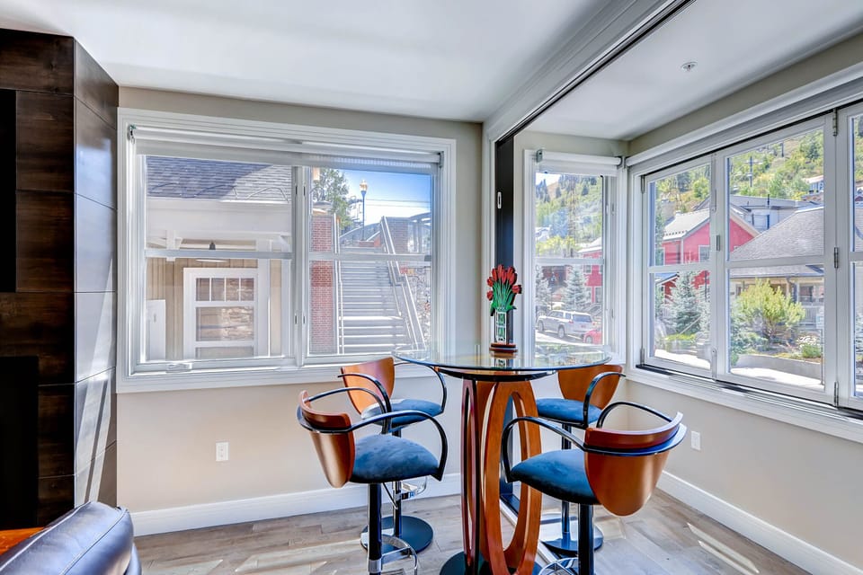 Distinctive casual seating gorgeous views - ParkCityLodging_820ParkAve#204_Living_4