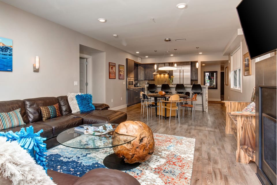 Graceful open floor plan - ParkCityLodging_820ParkAve#204_Living_5