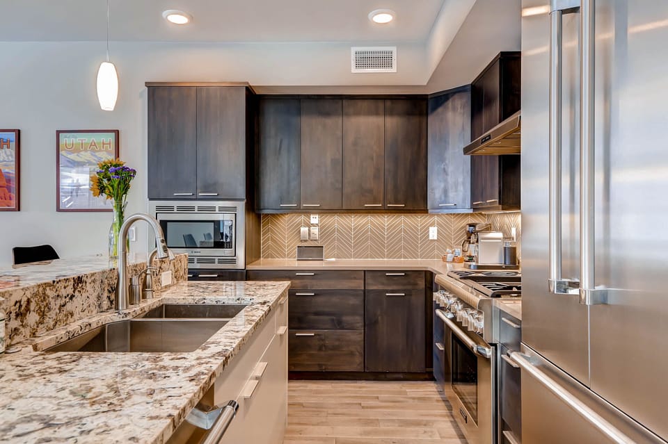 Breathtaking gourmet kitchen - ParkCityLodging_820ParkAve#204_Kitchen_2