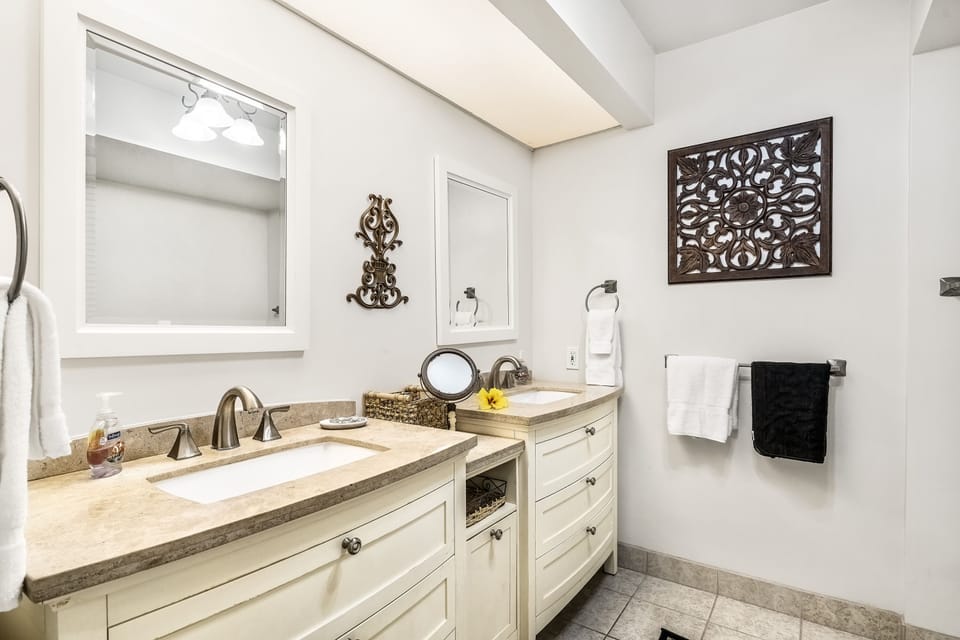 Bathroom with dual sinks inside Casa De Emdeko 310
