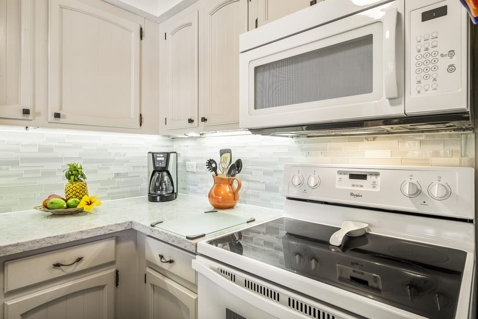 Microwave and Oven inside our Condo for Rent in Kona