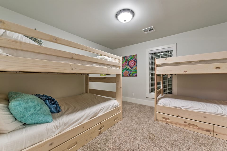 Bunk Room Upstairs - Bunk Room Upstairs