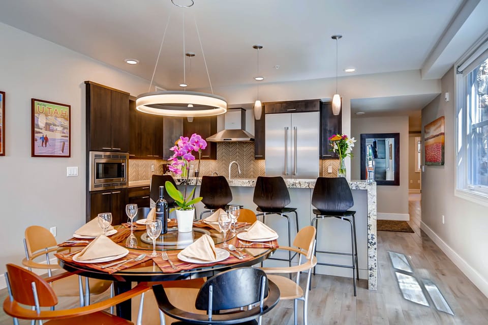 Rio Grand 204 has a dining table with seating 6 and seating at the island for 4 guests.
