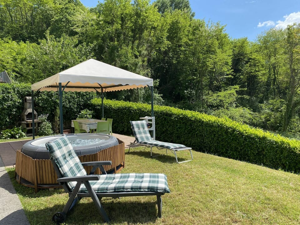 Plant, Table, Property, Plant Community, Furniture, Sky, Botany, Nature, Umbrella, Outdoor Table