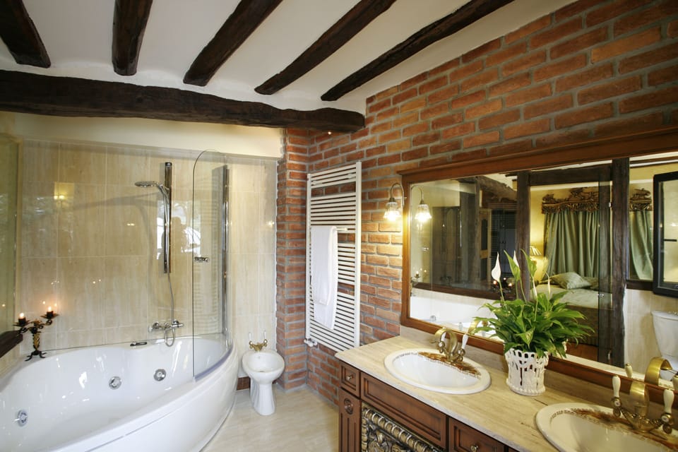 Suite, Non Smoking | Bathroom | Eco-friendly toiletries, hair dryer, towels, soap