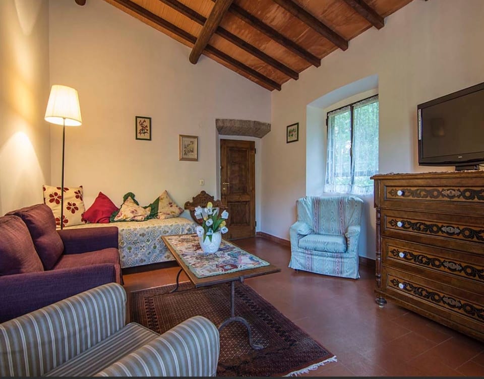 Room, Property, Furniture, Living Room, Interior Design, Building, Ceiling, Home, House, Real Estate