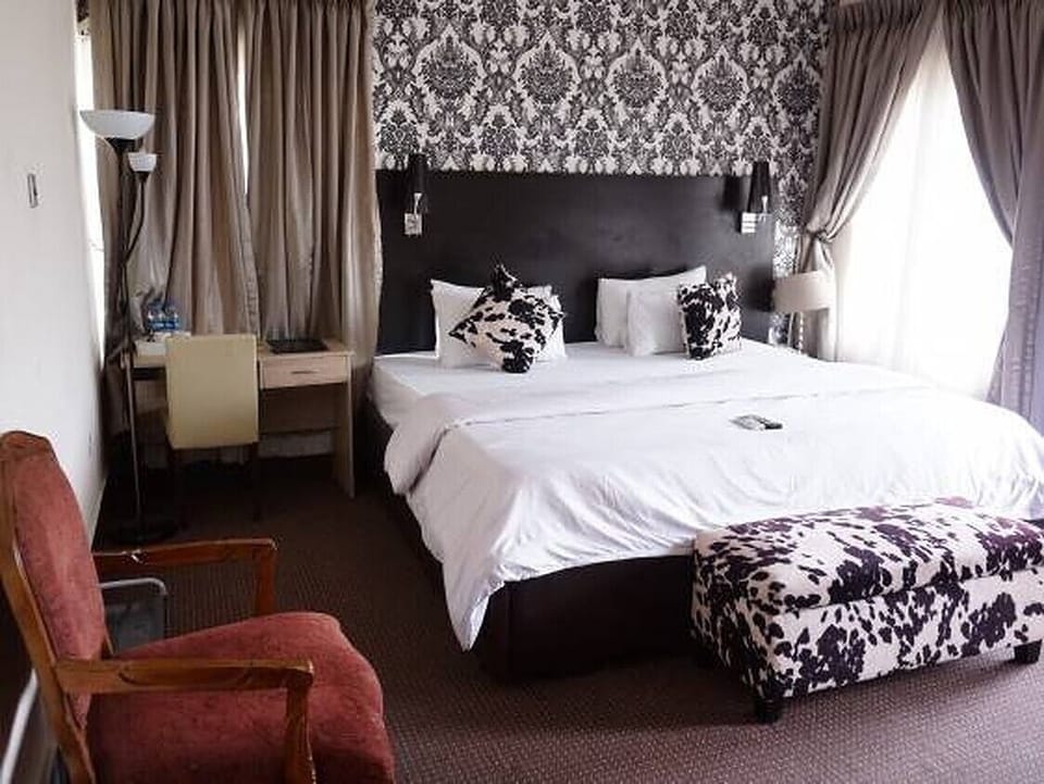 Royal Room | Desk, free WiFi, bed sheets