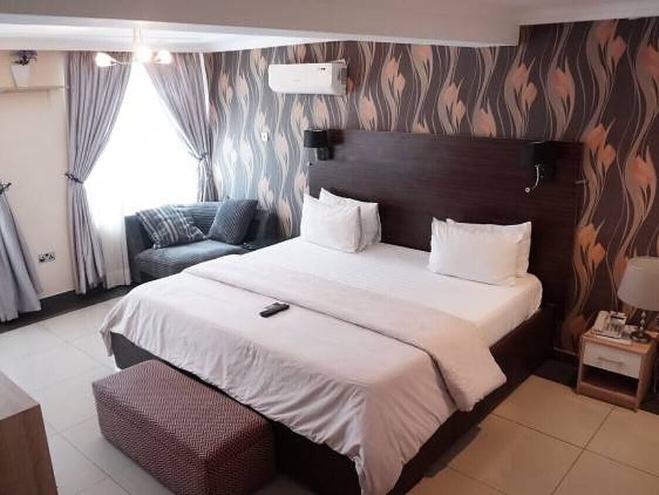 Royal Room | Desk, free WiFi, bed sheets