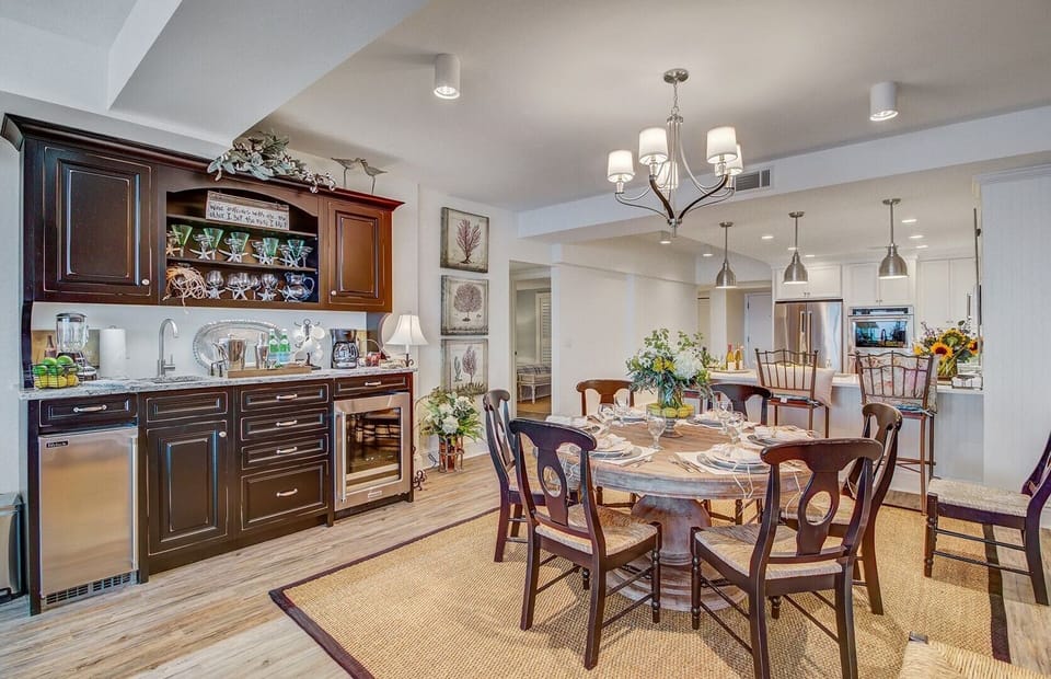 Wet bar and dining area.
