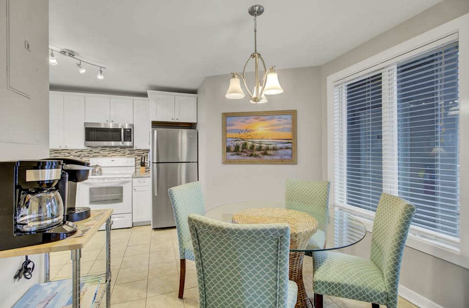 Dining & kitchen.
