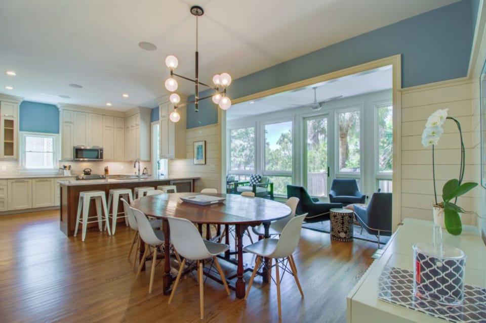 Spacious Kitchen and dining area!