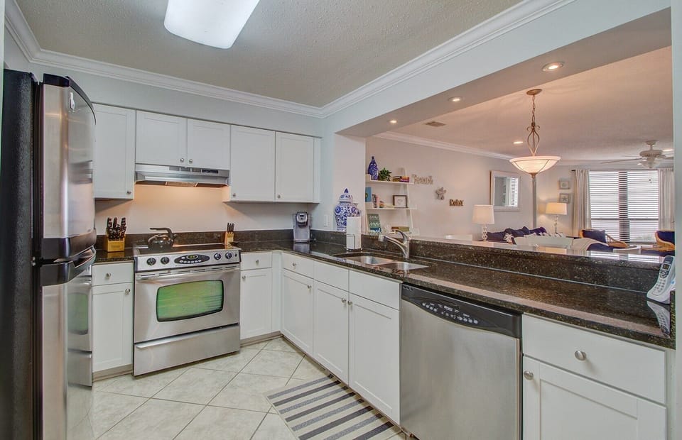 Kitchen with plenty of space to cook.