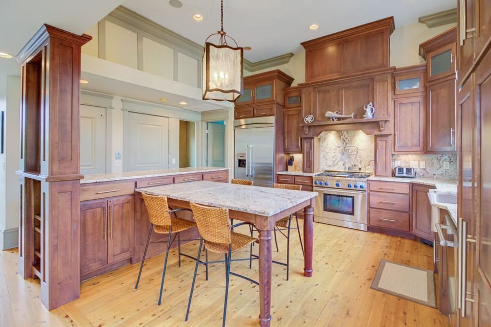 Beautiful high end, equipped kitchen.