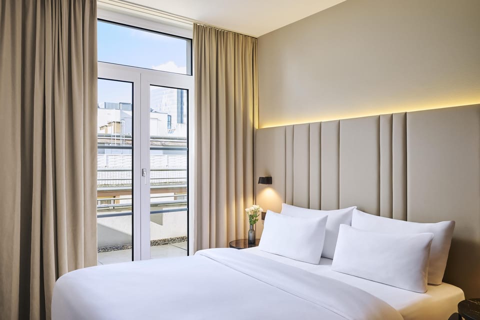 Standard Room | Minibar, in-room safe, desk, soundproofing