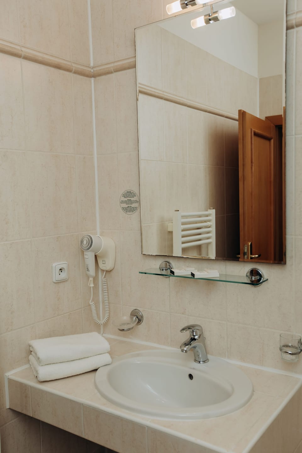 Combined shower/tub, free toiletries, hair dryer, towels