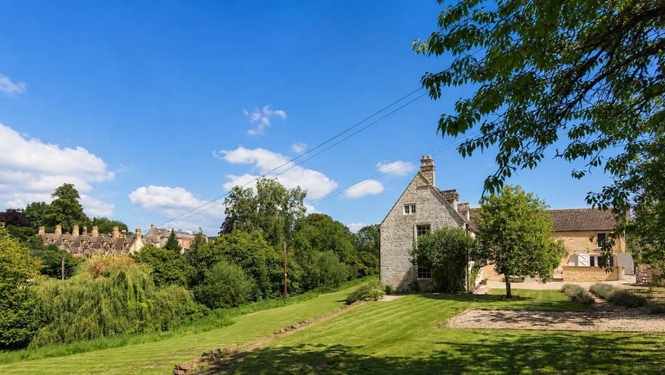 Bedroom Four, Almsbury Farmhouse at Sudeley Castle, Bolthole Retreats