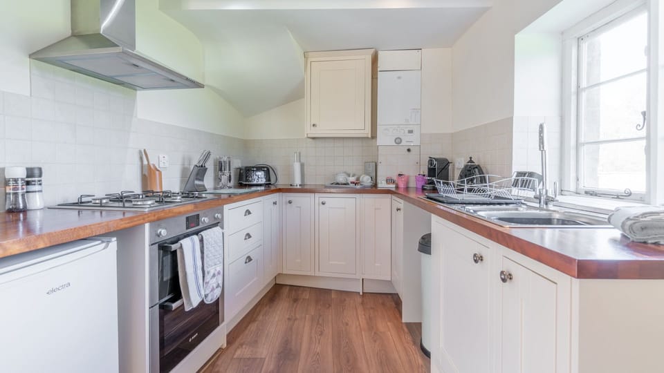 Annexe Kitchen, Almsbury Farmhouse at Sudeley Castle, Bolthole Retreats