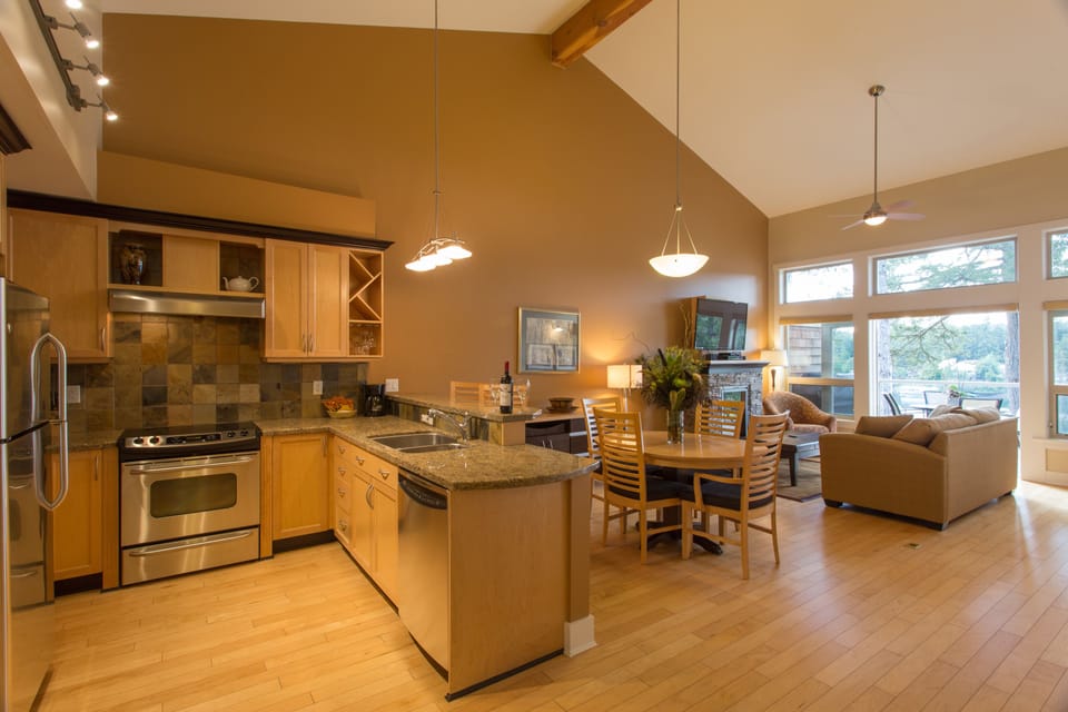 Deluxe Two Bedroom Loft | Living area | 48-inch flat-screen TV with digital channels, TV, fireplace