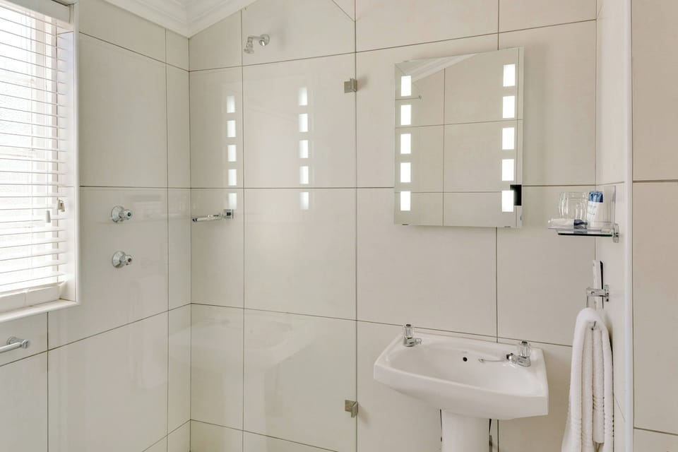 Room, 1 Double Bed, Smoking | Bathroom | Free toiletries, hair dryer, bidet, towels