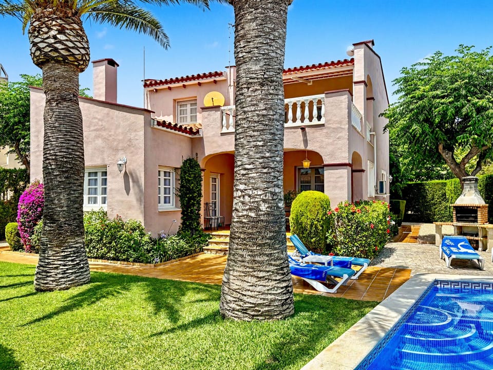 Villa with private pool in the garden.