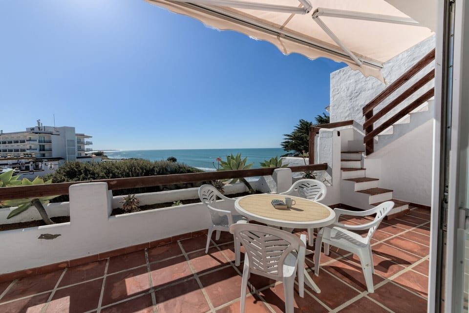 Table and chair with sea views of the Villa Fuente del Gallo Terrace in Villas Flamenco Beach in Conil