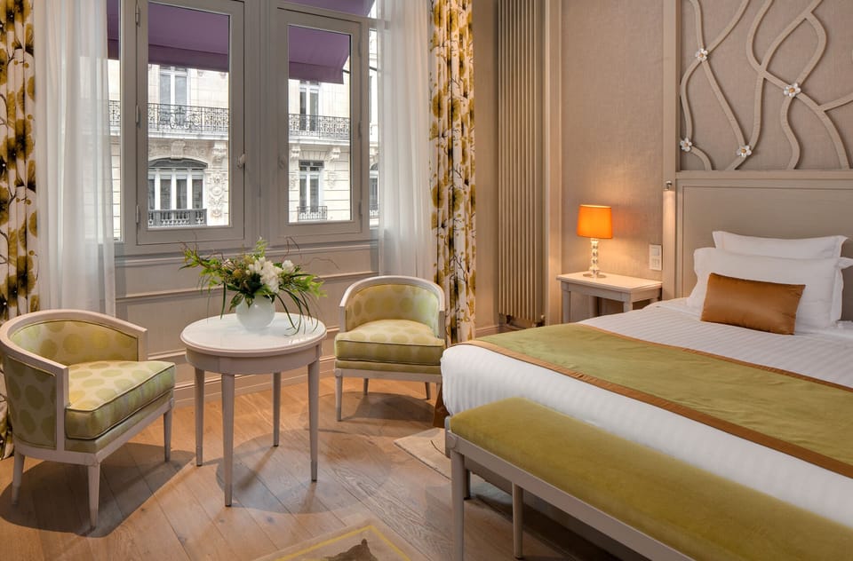 Junior Suite | Premium bedding, in-room safe, desk, blackout drapes