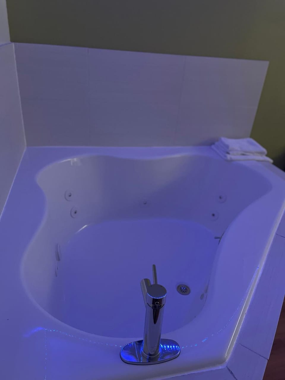 Standard Single Room, 1 Bedroom, Hot Tub | Bathroom | Shower, hair dryer, towels