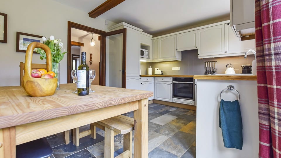 Kitchen with dining table, Stepping Stones, Bolthole Retreats
