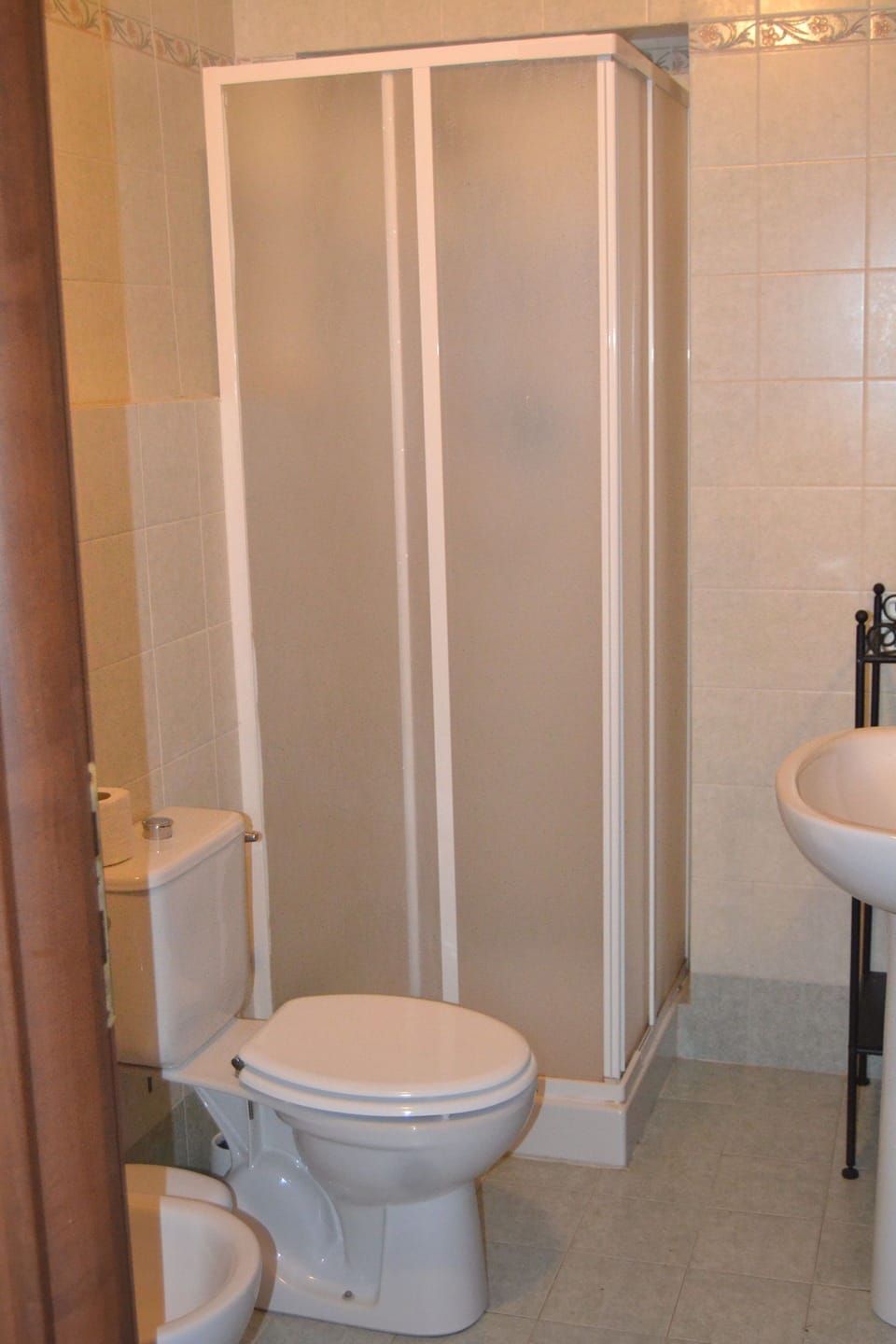 Bathroom, Property, Toilet, Room, Plumbing Fixture, Tile, Wall, Floor, Architecture, House