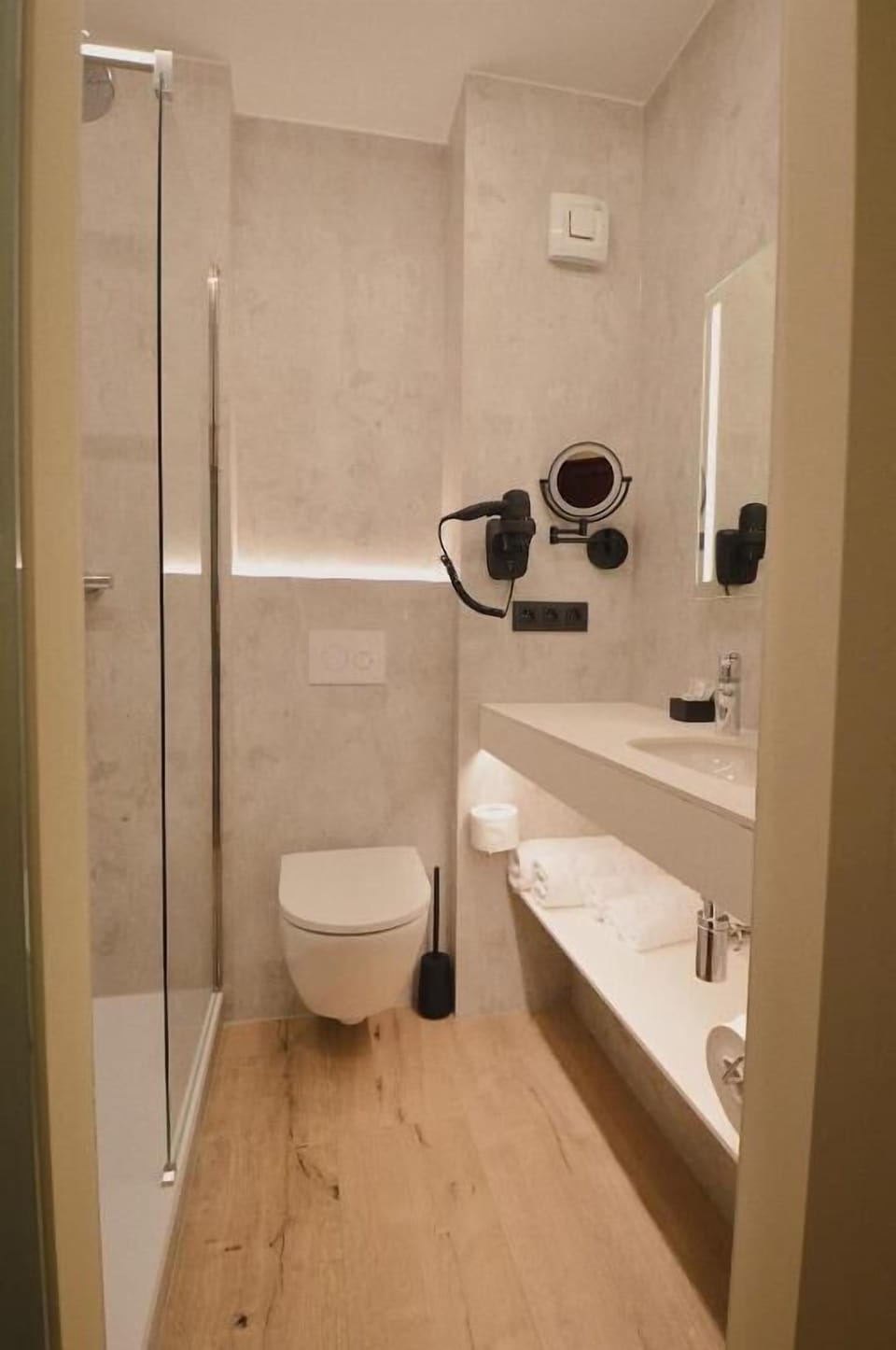 Superior Twin Room | Bathroom | Combined shower/tub, hair dryer, towels