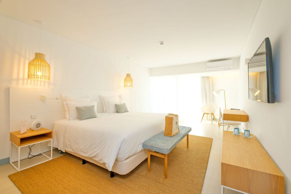 Egyptian cotton sheets, premium bedding, pillowtop beds, minibar
